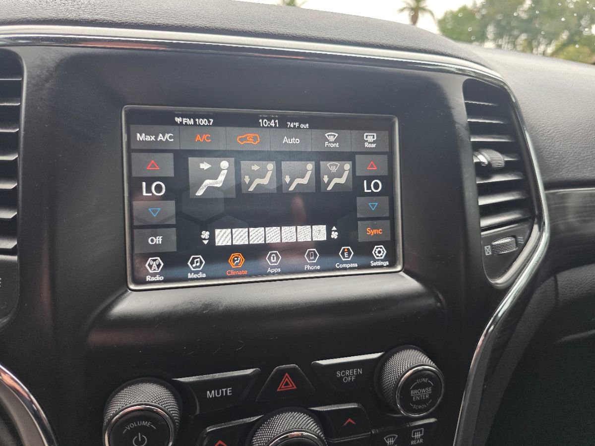 Used 2020 Jeep Grand Cherokee Laredo image 33