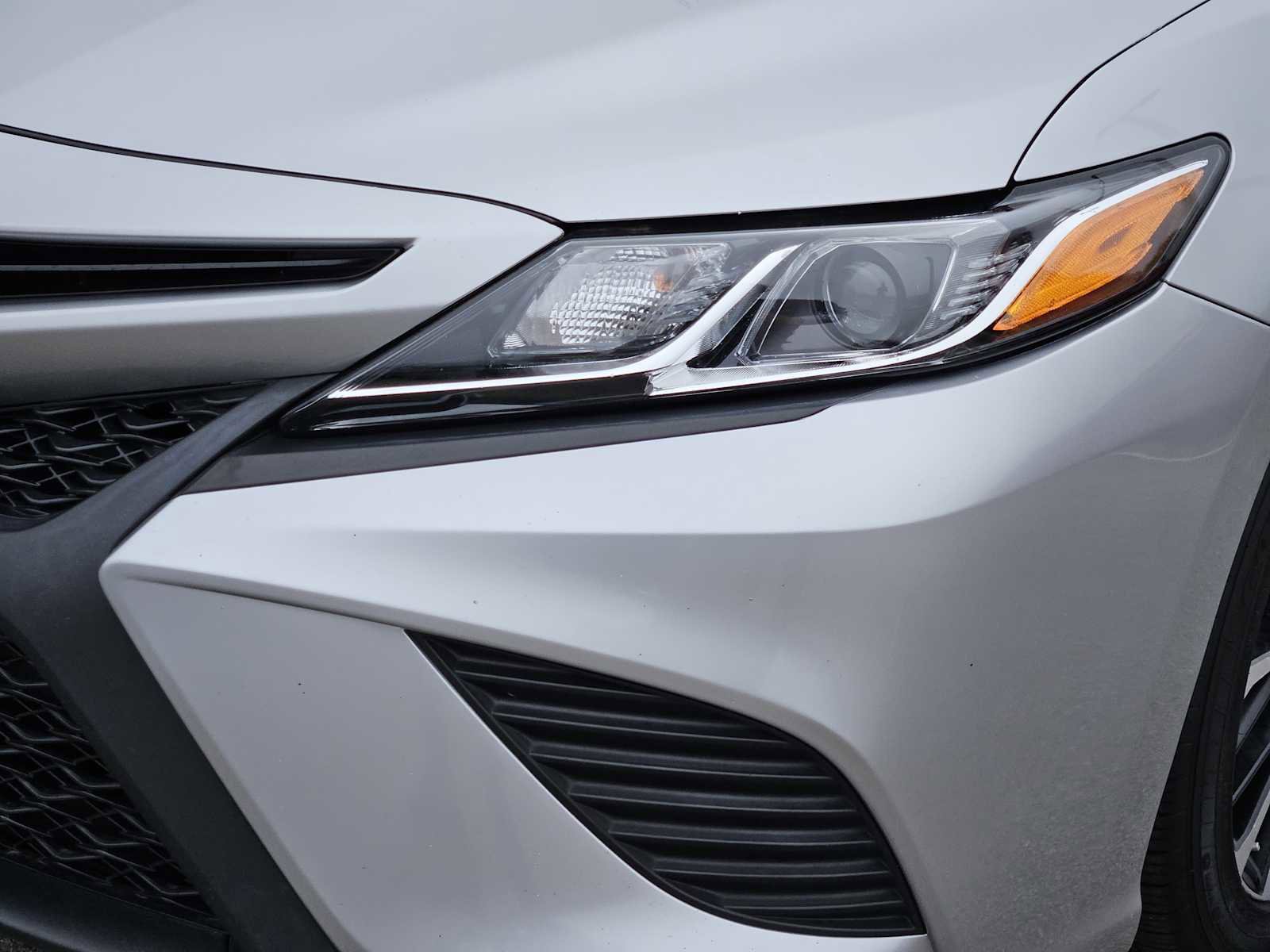 Used 2019 Toyota Camry SE w/ Sunroof Package image 7