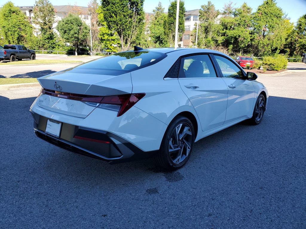 Used 2025 Hyundai Elantra SEL FWD image 4