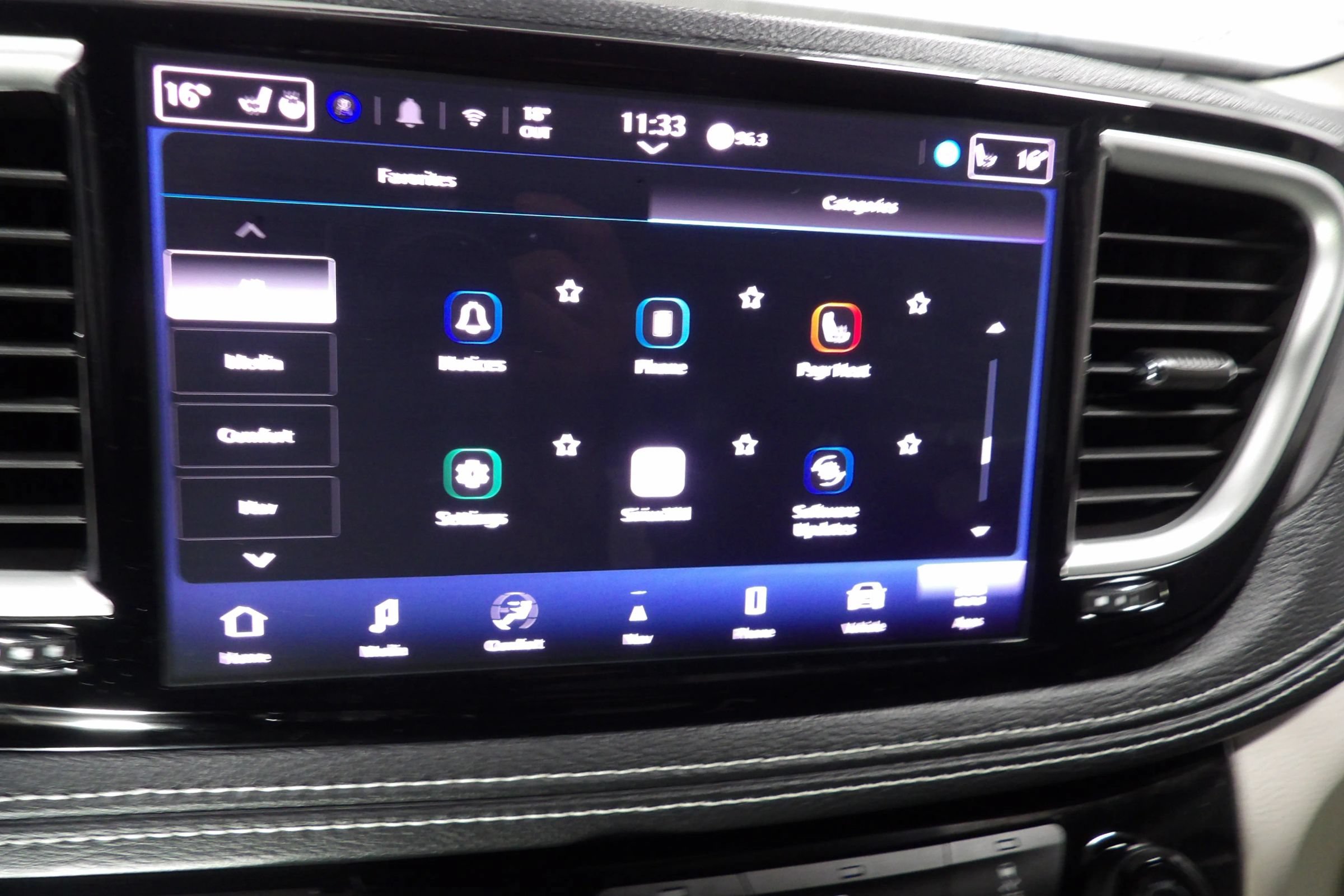 Used 2024 Chrysler Pacifica Limited FWD image 33