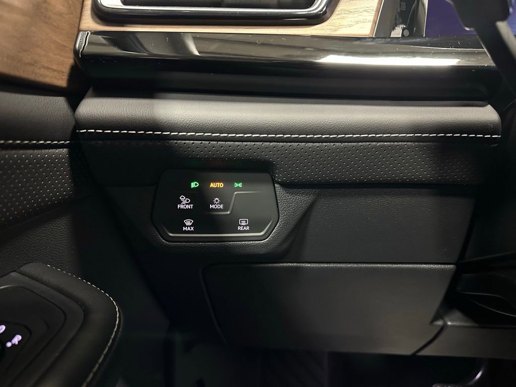 Used 2025 Volkswagen Atlas SE image 17