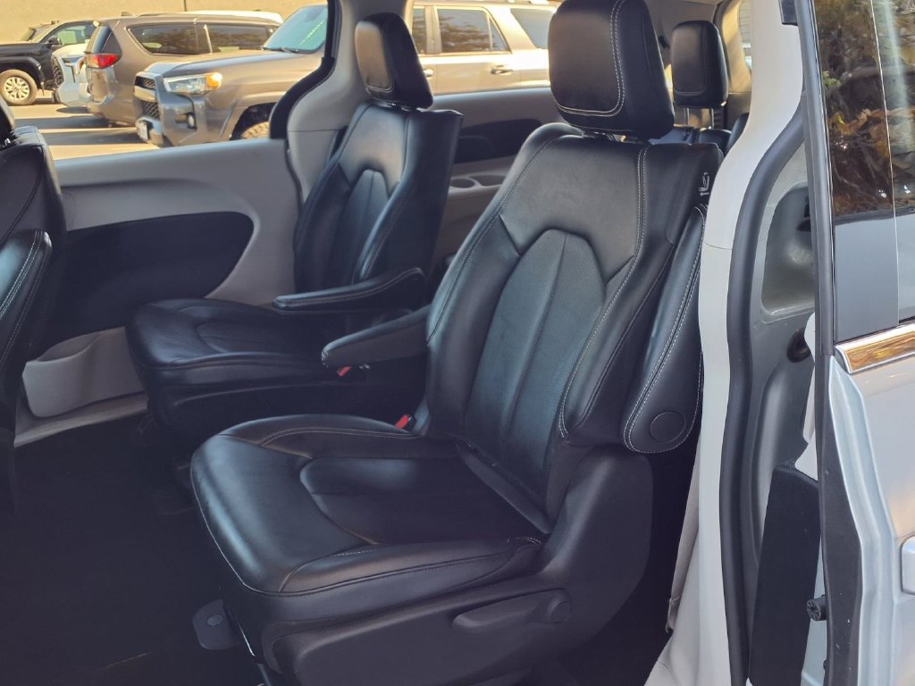 Used 2024 Chrysler Pacifica Limited FWD image 19