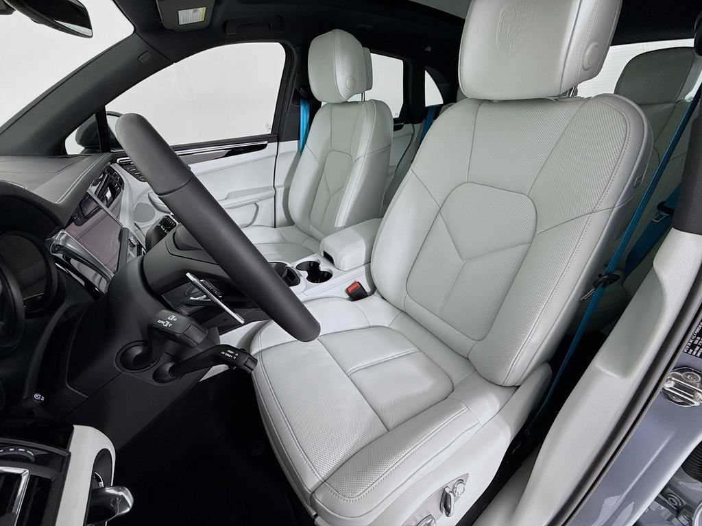 New 2026 Porsche Macan AWD/4WD image 5