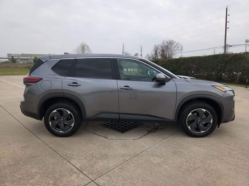 Used 2025 Nissan Rogue SV image 4