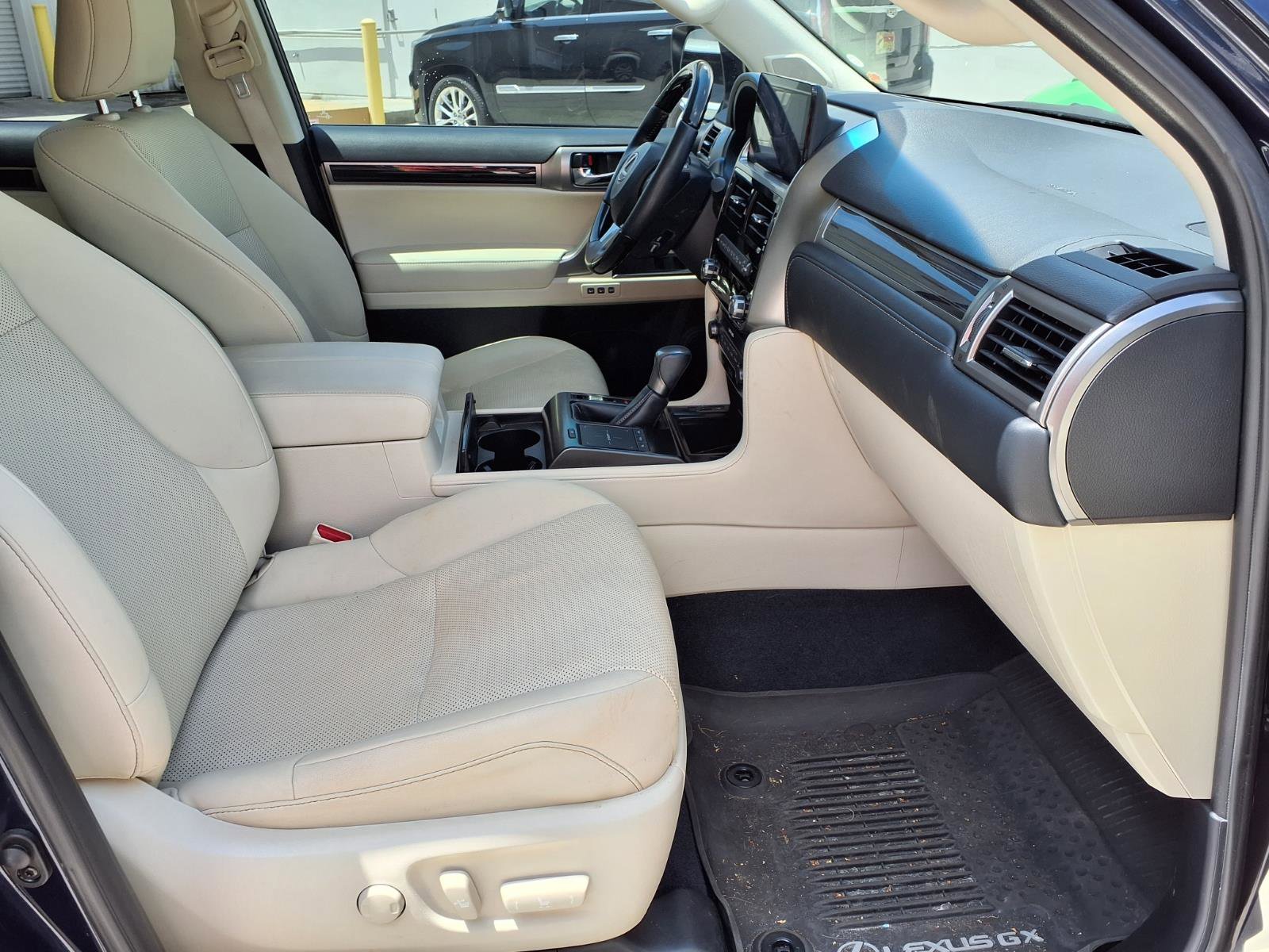 Used 2023 Lexus GX 460 Premium w/ Accessory Package image 9