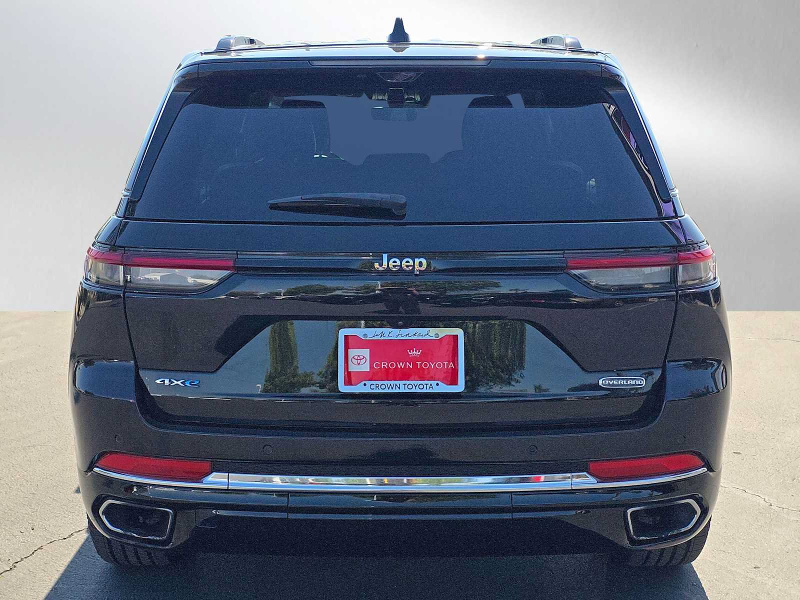 Used 2022 Jeep Grand Cherokee Overland w/ Luxury Tech Group IV AWD/4WD image 4