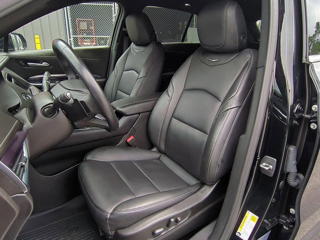 Used 2023 Cadillac XT4 Luxury w/ Cold Weather Package FWD image 12