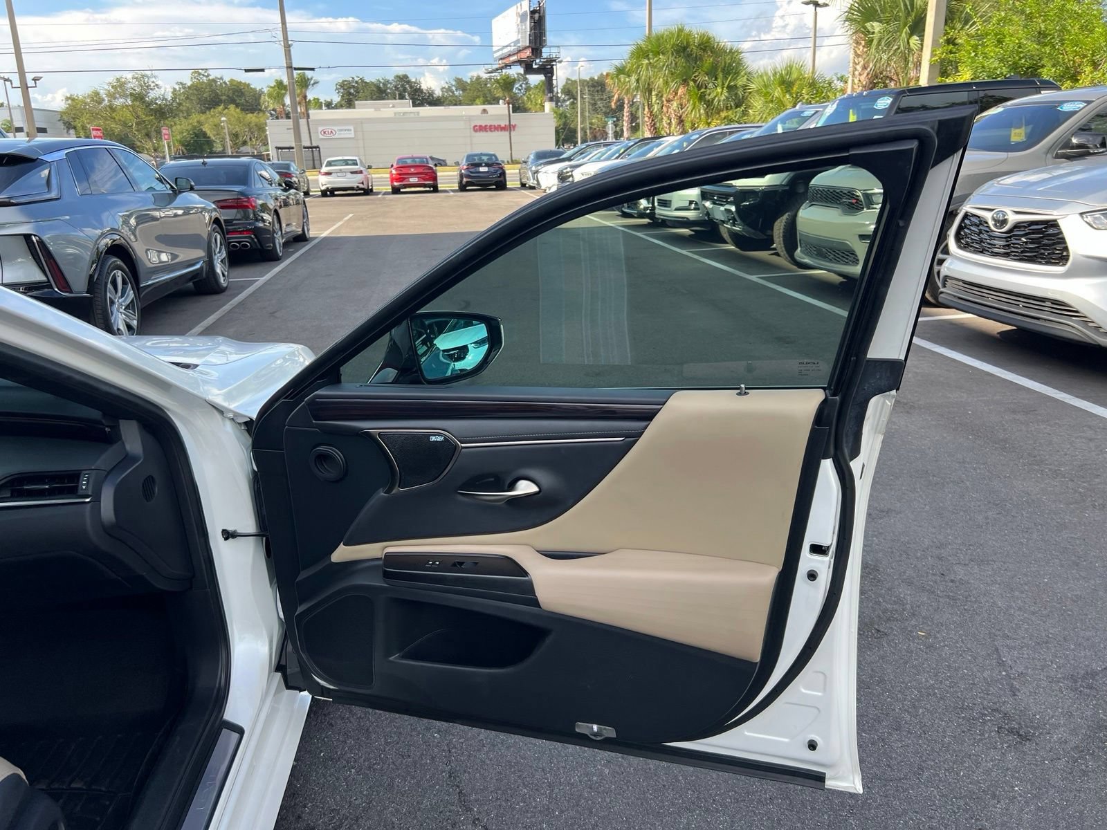 Used 2019 Lexus ES 300h Ultra Luxury w/ Accessory Package 2 FWD image 70