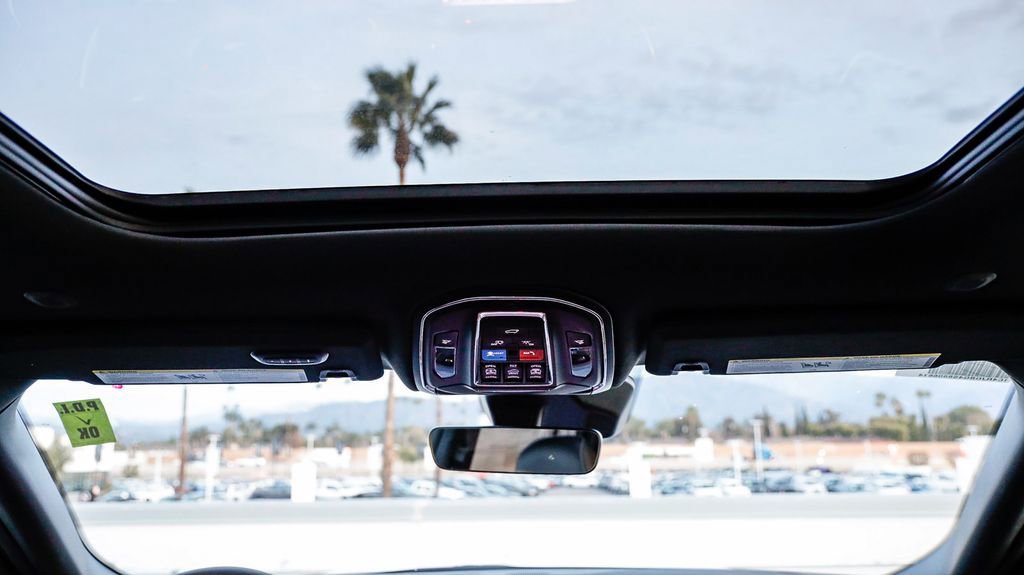 New 2025 Jeep Grand Cherokee Limited w/ Black Appearance Package image 19