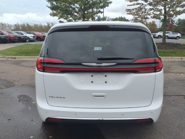 Certified 2025 Chrysler Pacifica Select FWD image 5