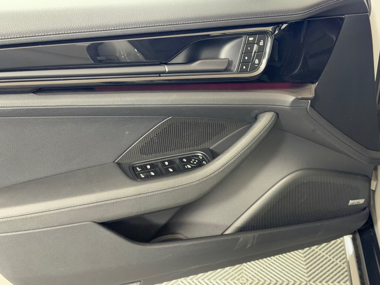 Certified 2025 Porsche Panamera 4 AWD/4WD image 16