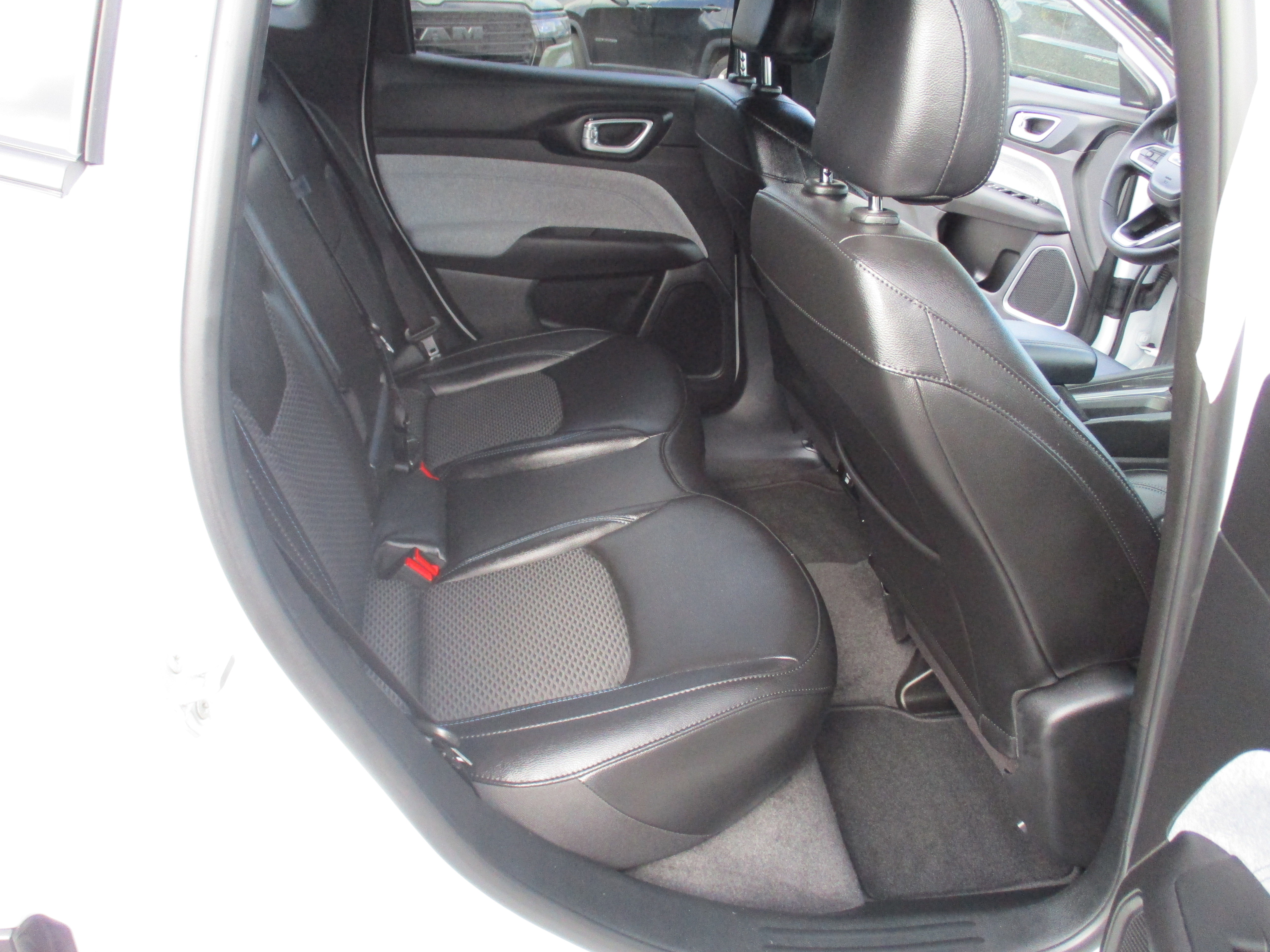 Certified 2024 Jeep Compass Latitude image 14