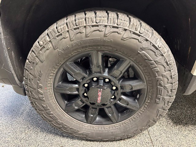Used 2024 GMC Sierra 2500 AT4 w/ AT4 Premium Plus Package AWD/4WD image 3