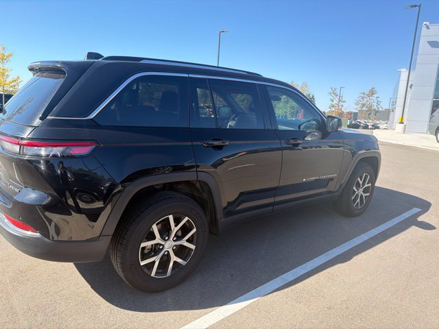 Used 2023 Jeep Grand Cherokee Limited w/ Trailer Tow Prep Group (B) AWD/4WD image 5