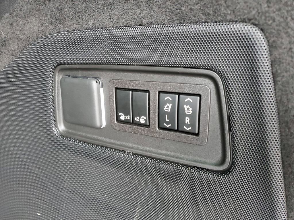 Used 2023 Cadillac Escalade ESV Sport Platinum w/ Heavy-Duty Trailer Package image 34