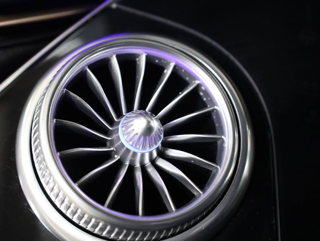 Used 2023 Mercedes-Benz EQS 580 4MATIC SUV w/ Exclusive Trim Package image 10