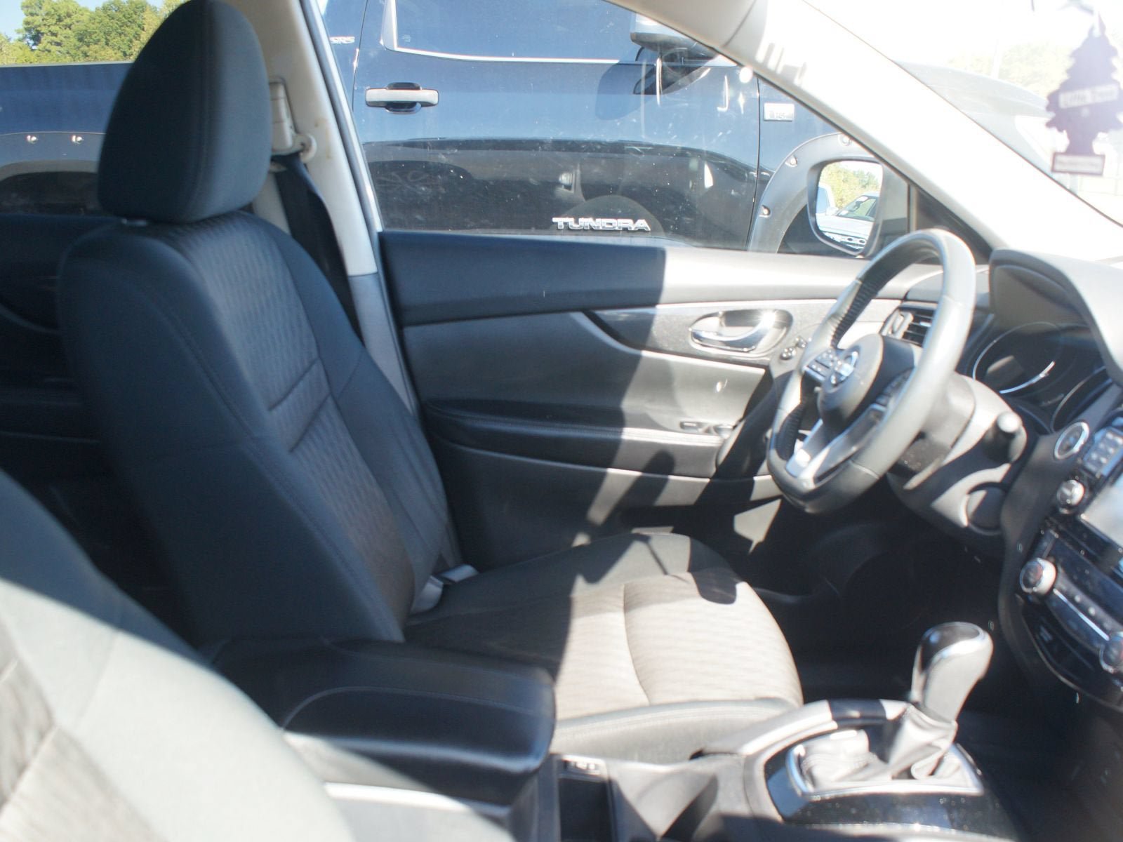 Used 2017 Nissan Rogue SV w/ SV Premium Package FWD image 2