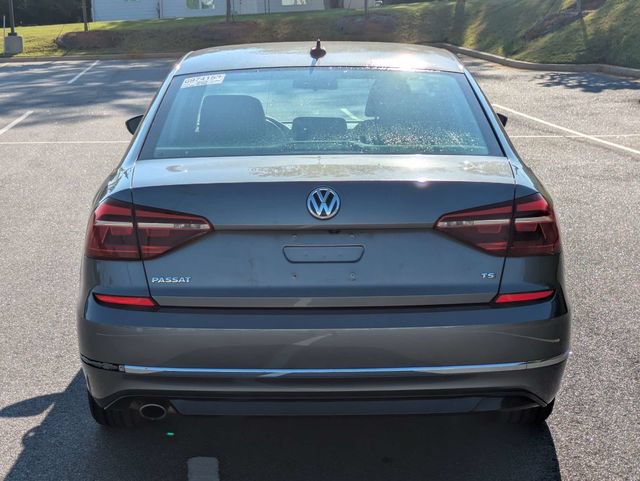 Used 2018 Volkswagen Passat 2.0T R-Line FWD image 5