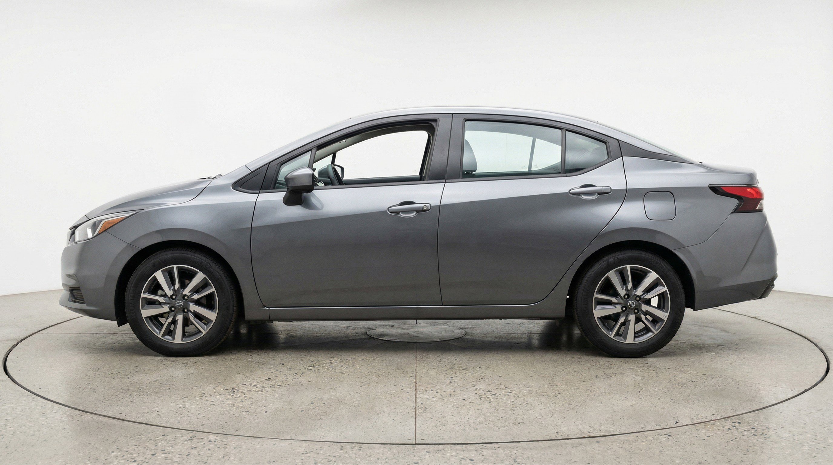 Used 2025 Nissan Versa SV image 5