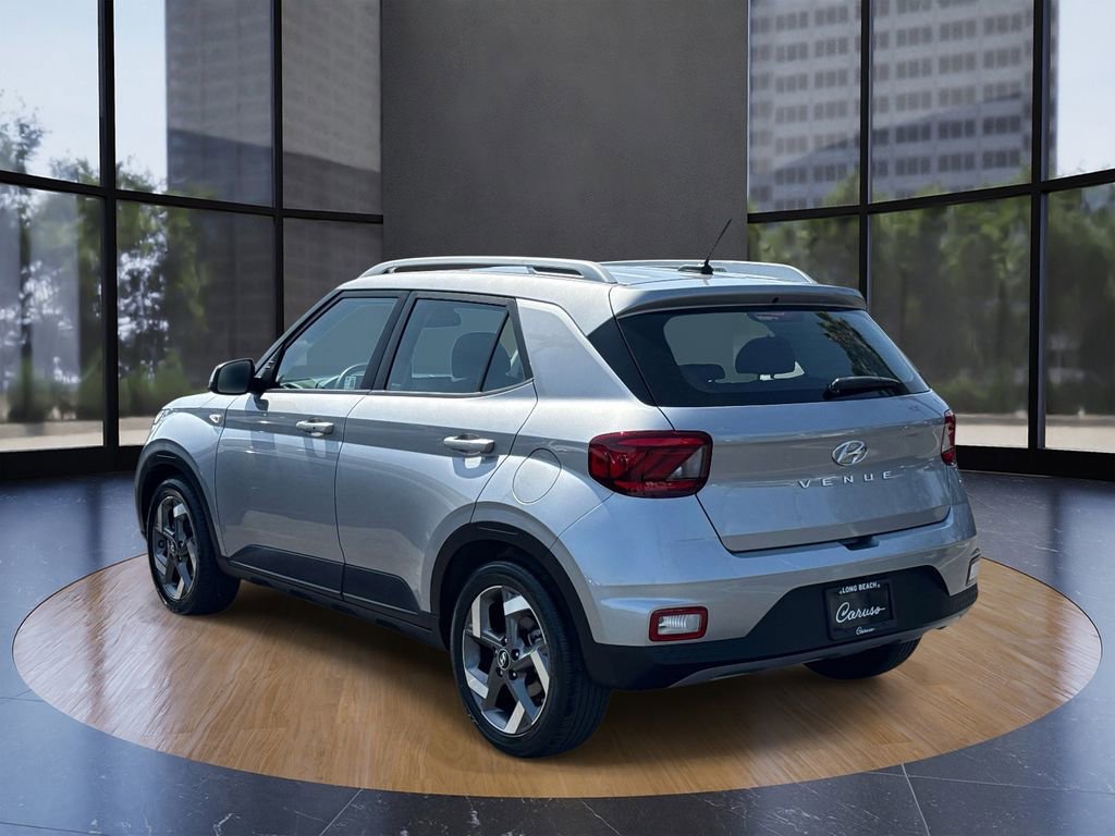 Used 2025 Hyundai Venue SEL image 4