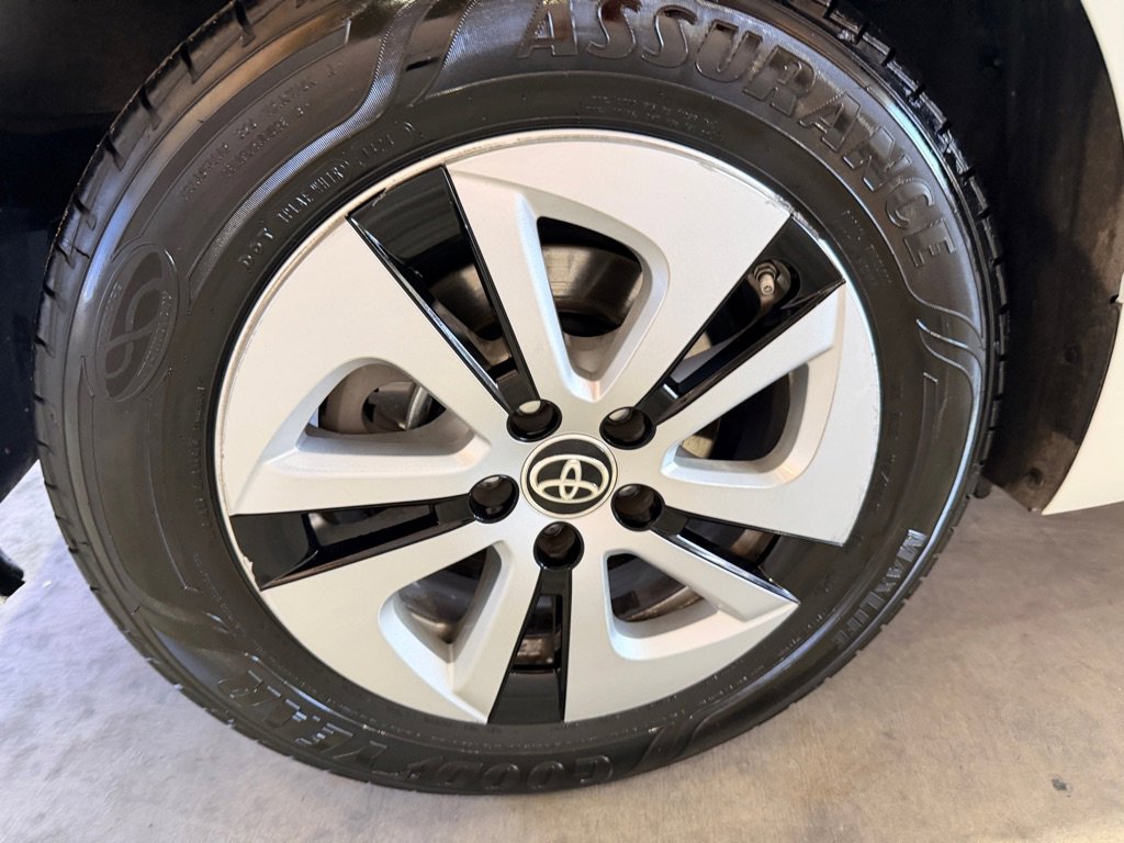 Used 2017 Toyota Prius Three w/ Advanced Technology Package image 43