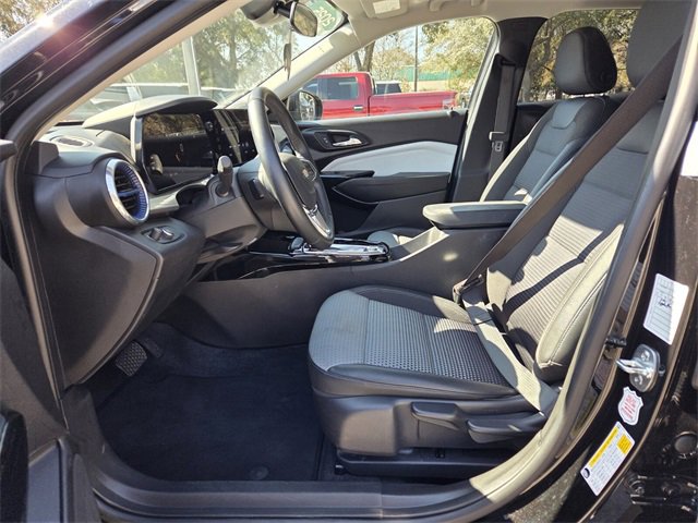 Certified 2025 Chevrolet Trax LT w/ LT Convenience Package image 12