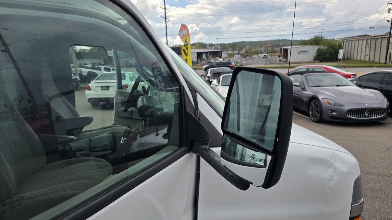 Used 2017 Chevrolet Express 3500 w/ Chrome Appearance Package RWD image 47