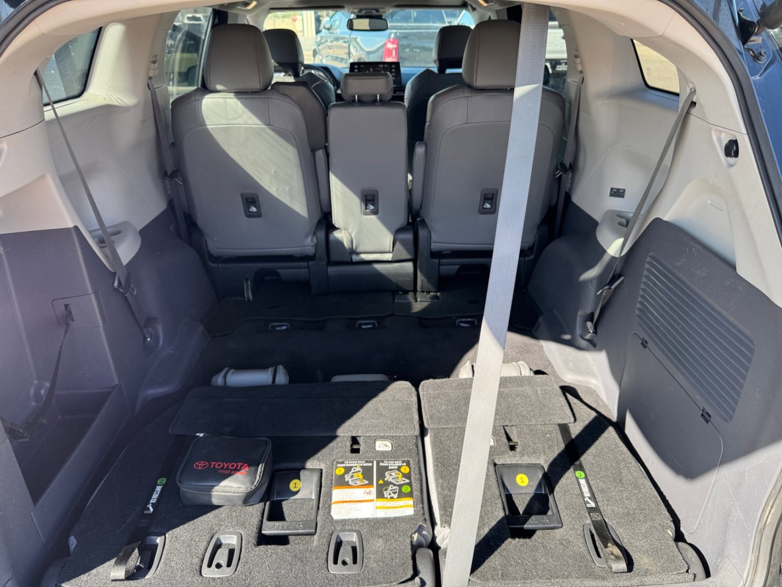 Used 2022 Toyota Sienna XLE FWD image 22