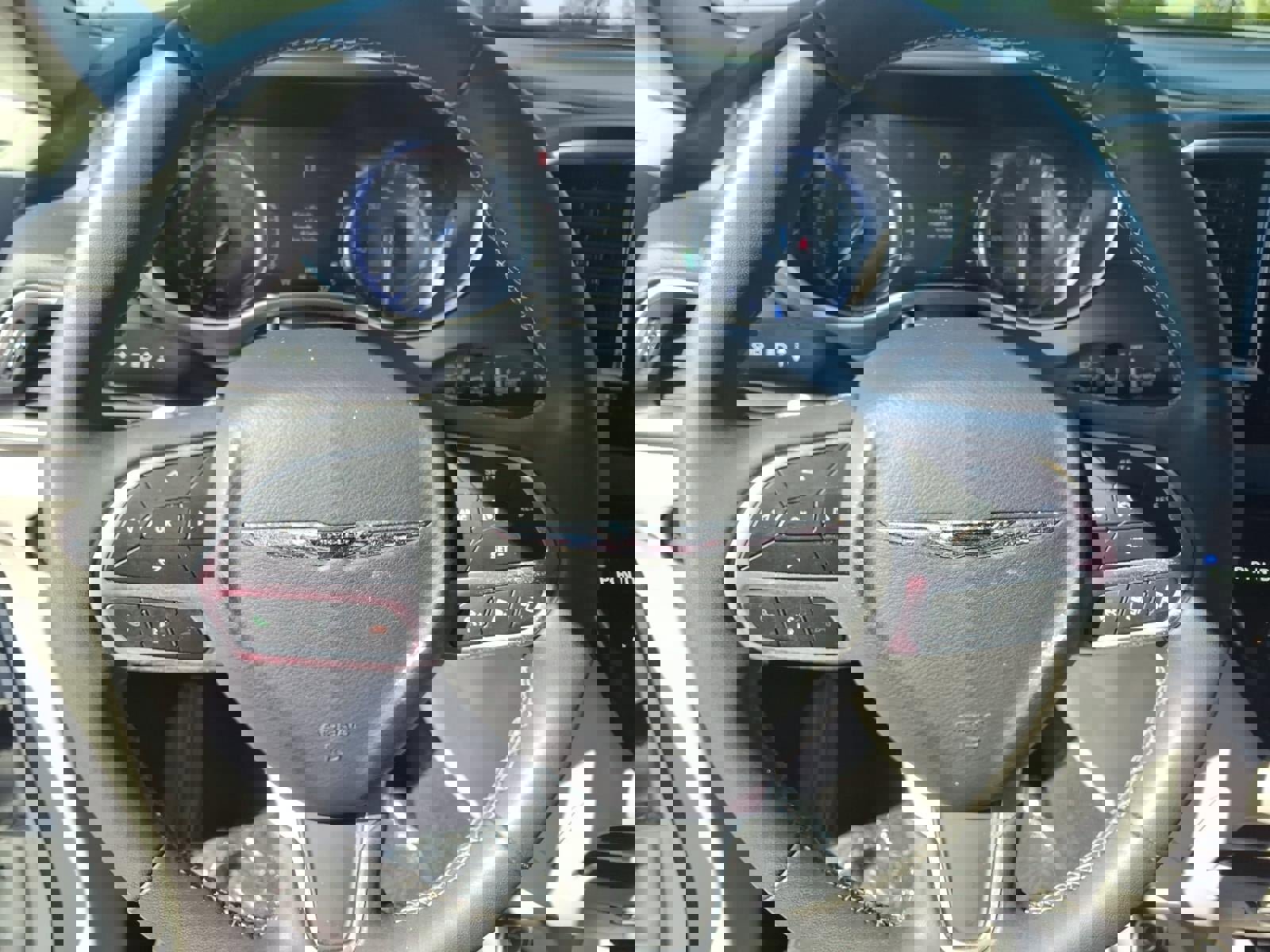 Used 2023 Chrysler Pacifica Touring-L image 10