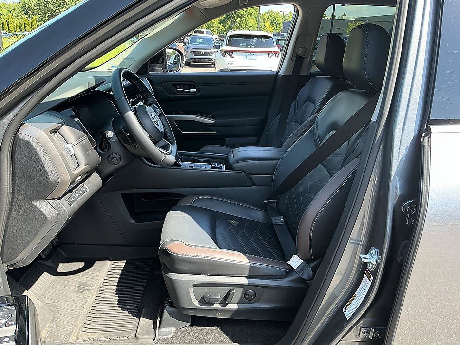 Certified 2025 Nissan Pathfinder Platinum w/ Cargo Package AWD/4WD image 12