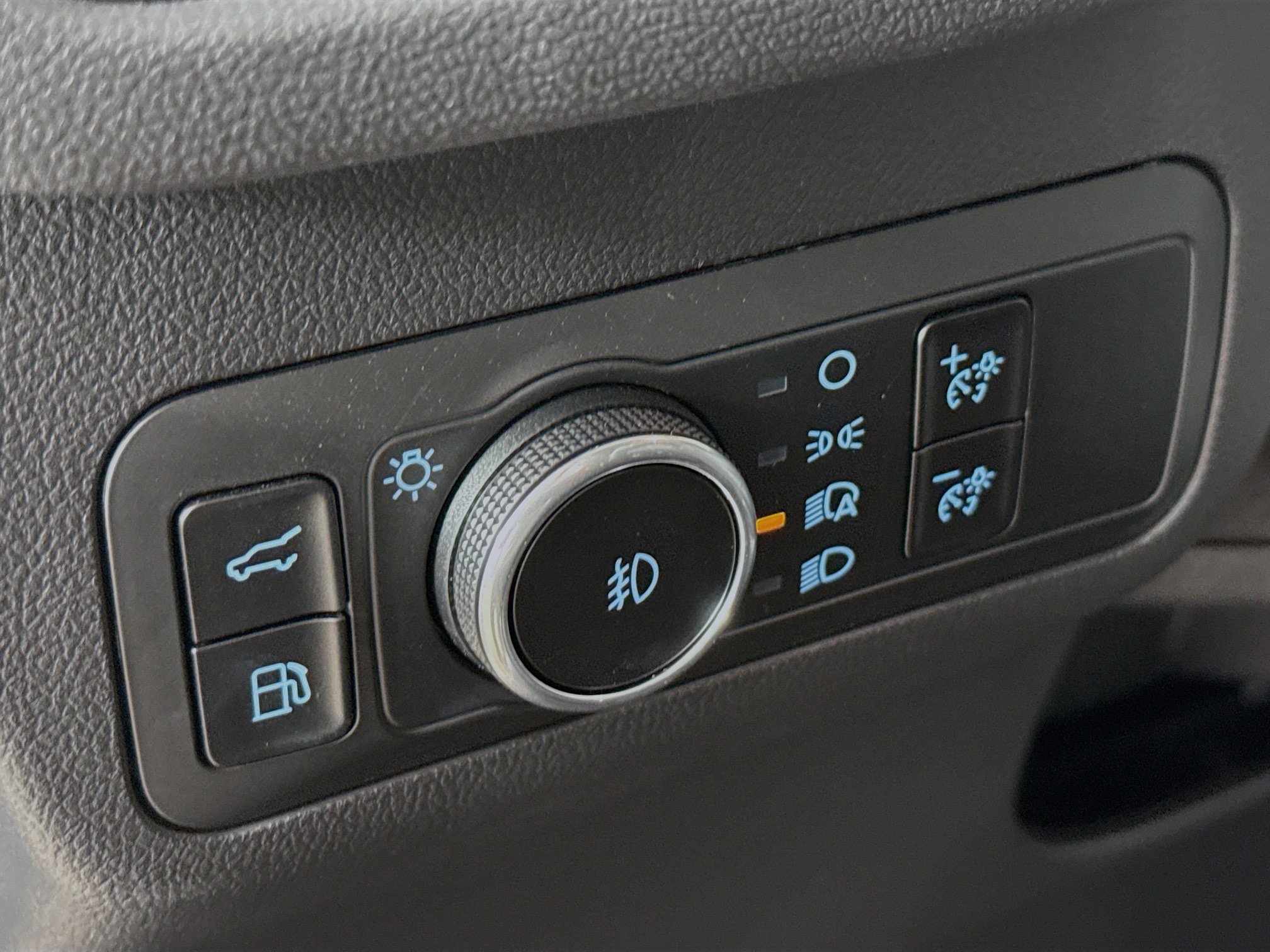 Used 2025 Ford Escape SE w/ Class II Trailer Tow Package image 35