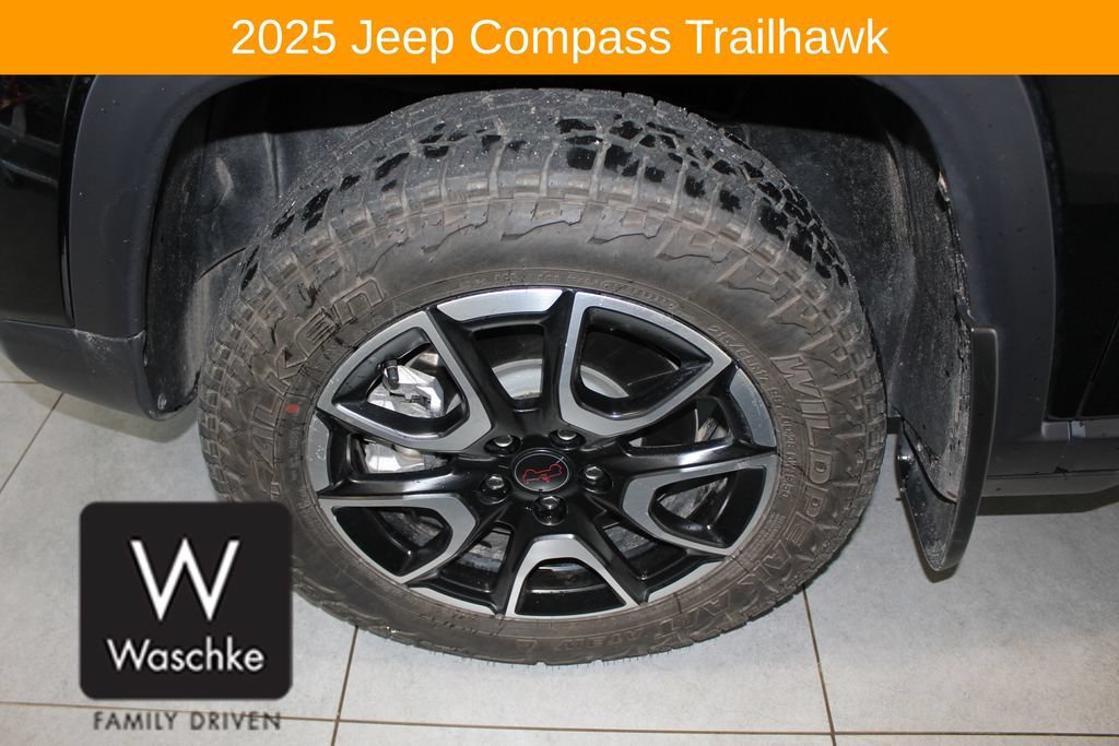 Used 2025 Jeep Compass Trailhawk w/ Trailhawk Convenience Group AWD/4WD image 11