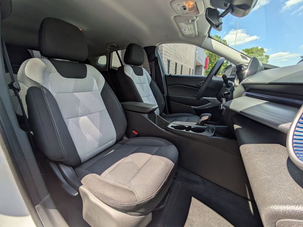 Used 2025 Chevrolet Trax LS FWD image 31