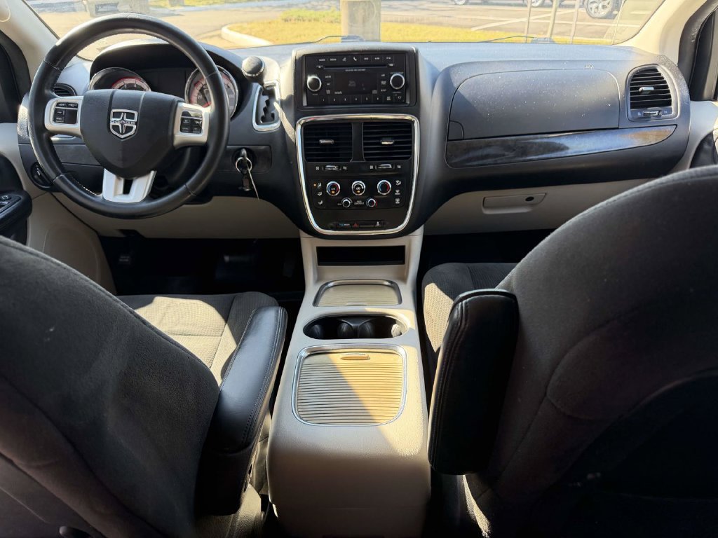 Used 2016 Dodge Grand Caravan SXT w/ UConnect Hands-Free Group FWD image 2