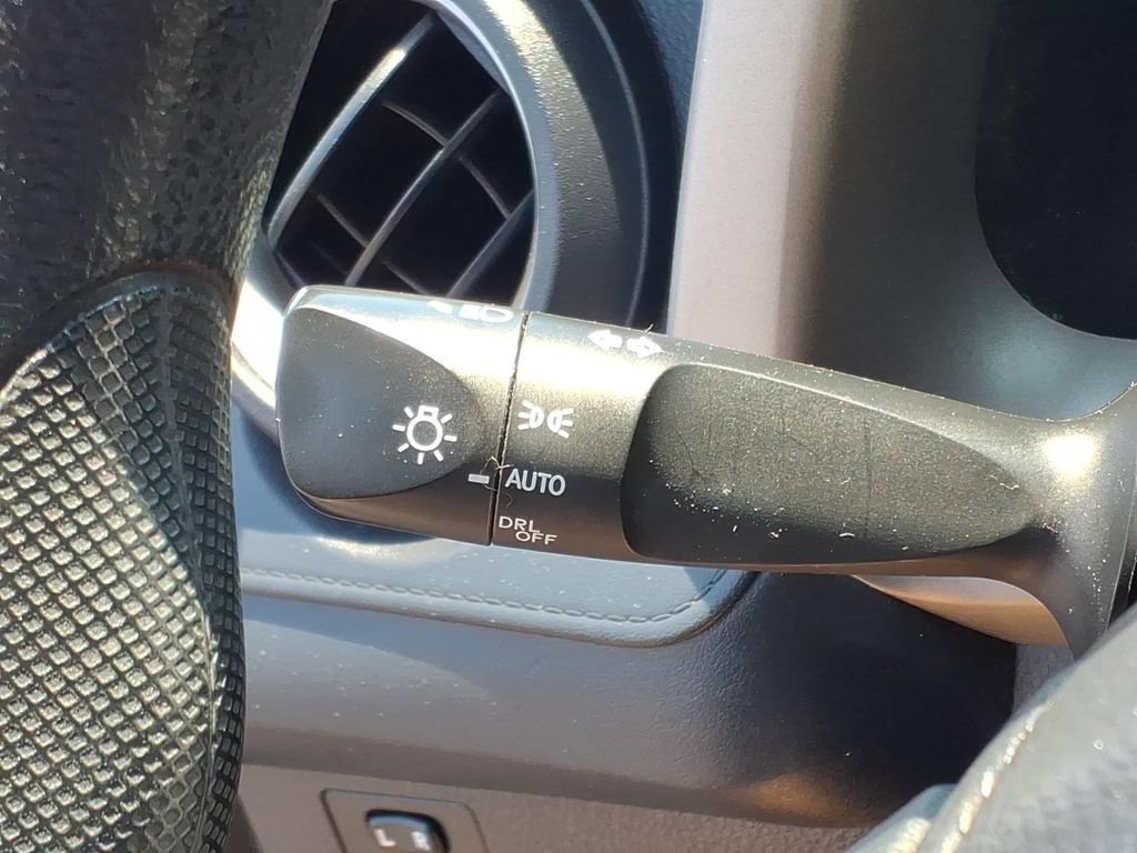 Used 2018 Toyota RAV4 LE FWD image 19