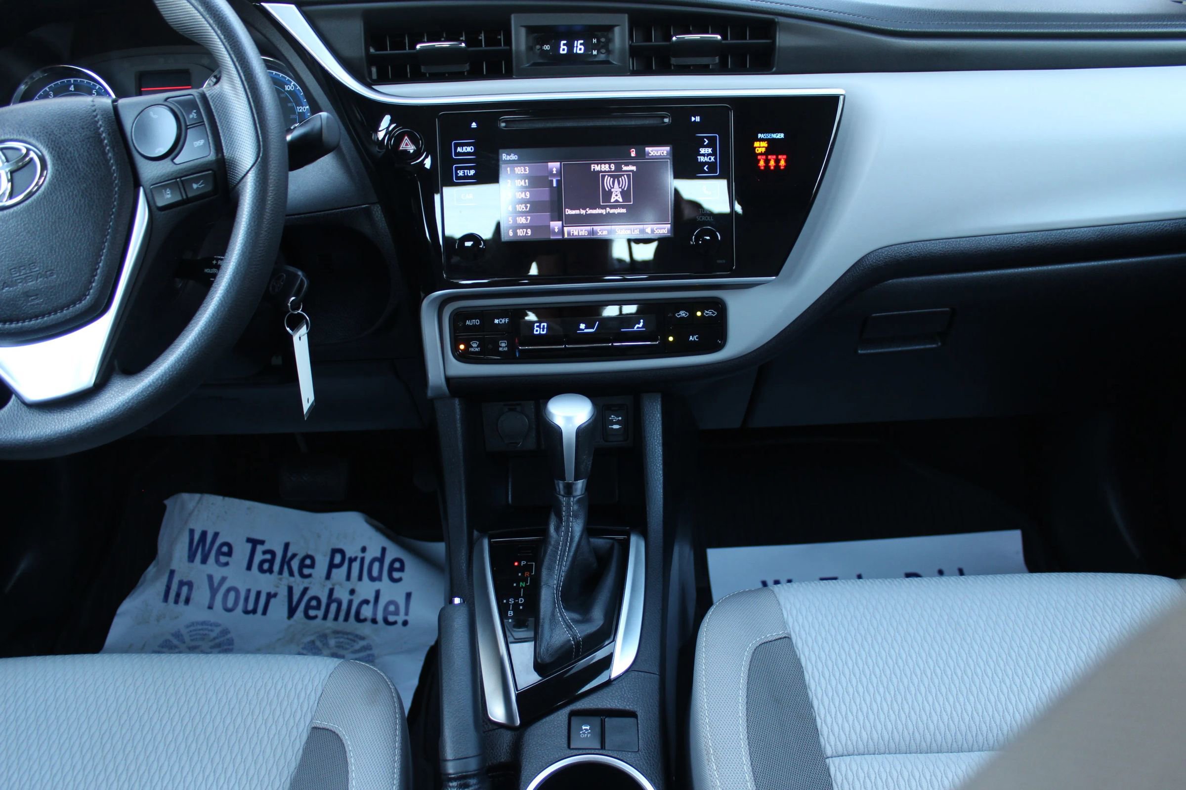 Used 2018 Toyota Corolla LE FWD image 21