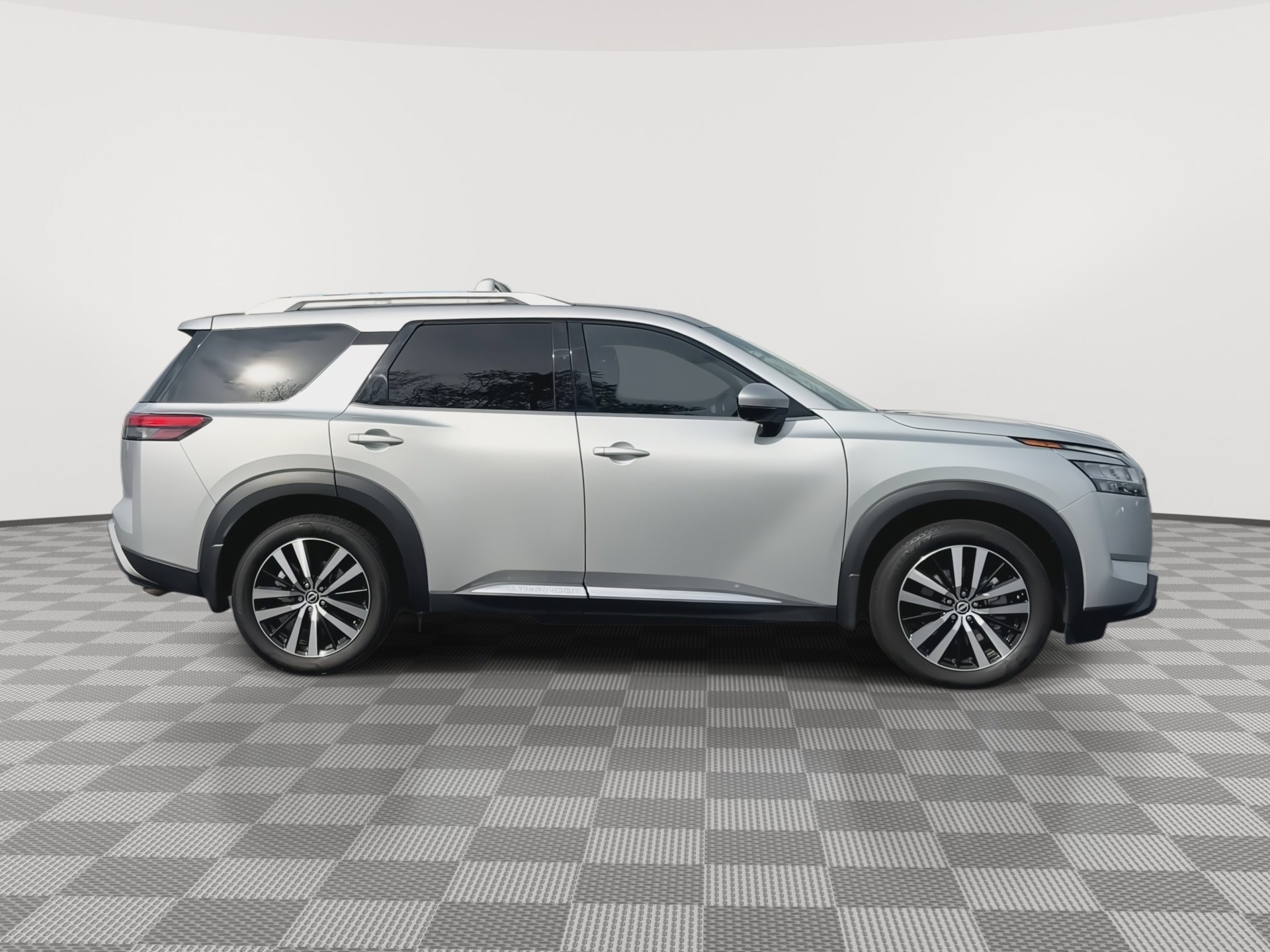 Used 2023 Nissan Pathfinder Platinum image 9
