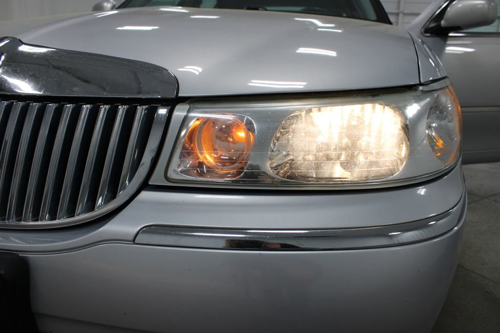 Used 2002 Lincoln Town Car Executive image 13