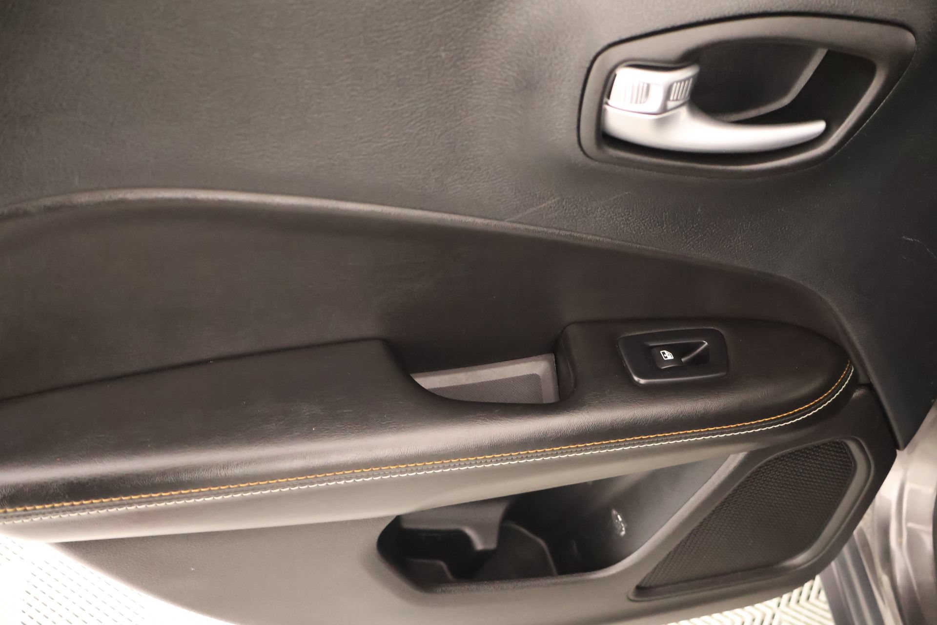 Used 2018 Jeep Compass Sport w/ Cold Weather Group FWD image 16