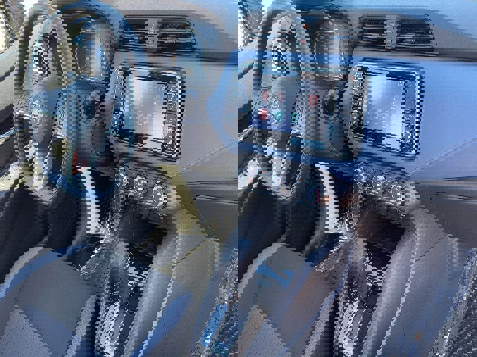 Used 2025 Nissan Versa SV image 9