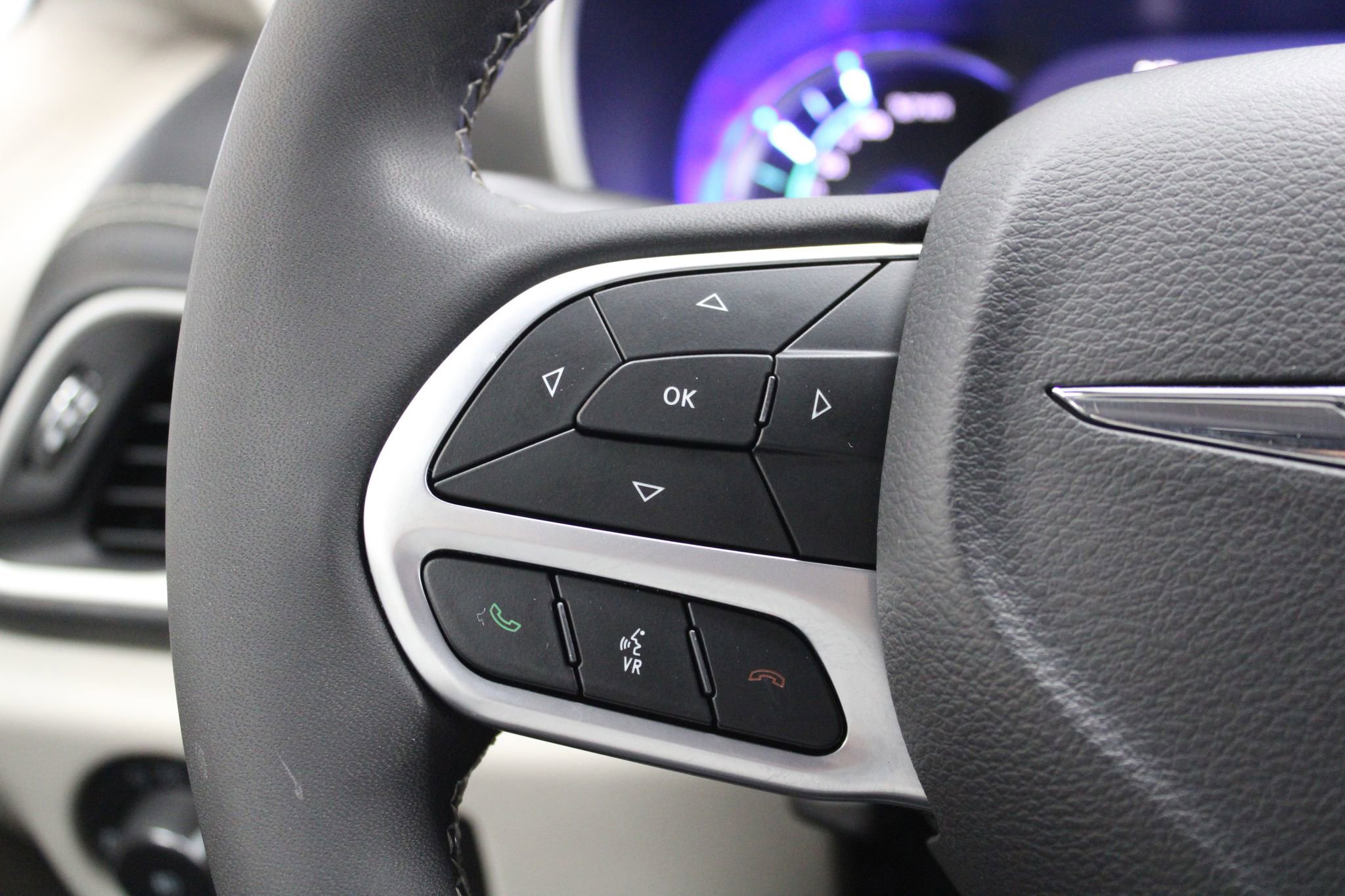 Used 2024 Chrysler Pacifica Select image 40