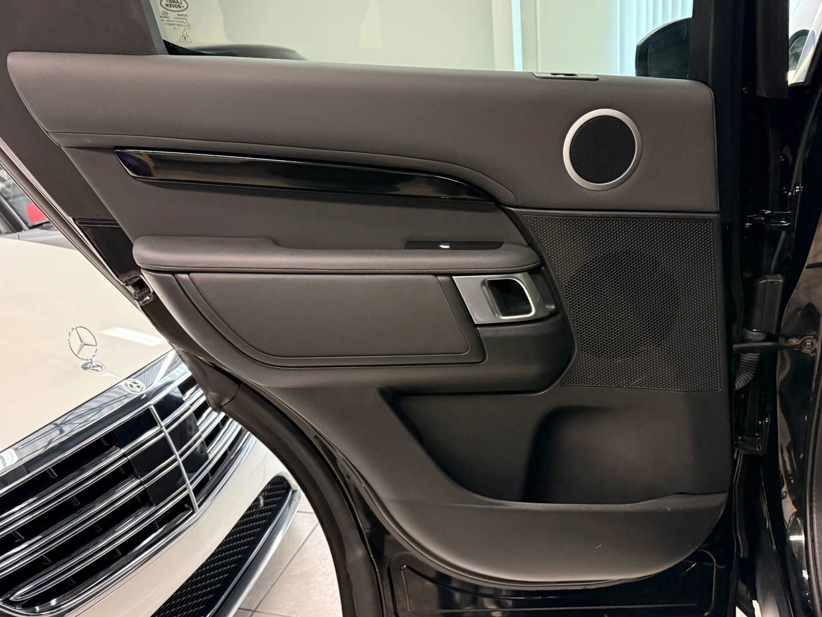 Used 2020 Land Rover Discovery SE image 16