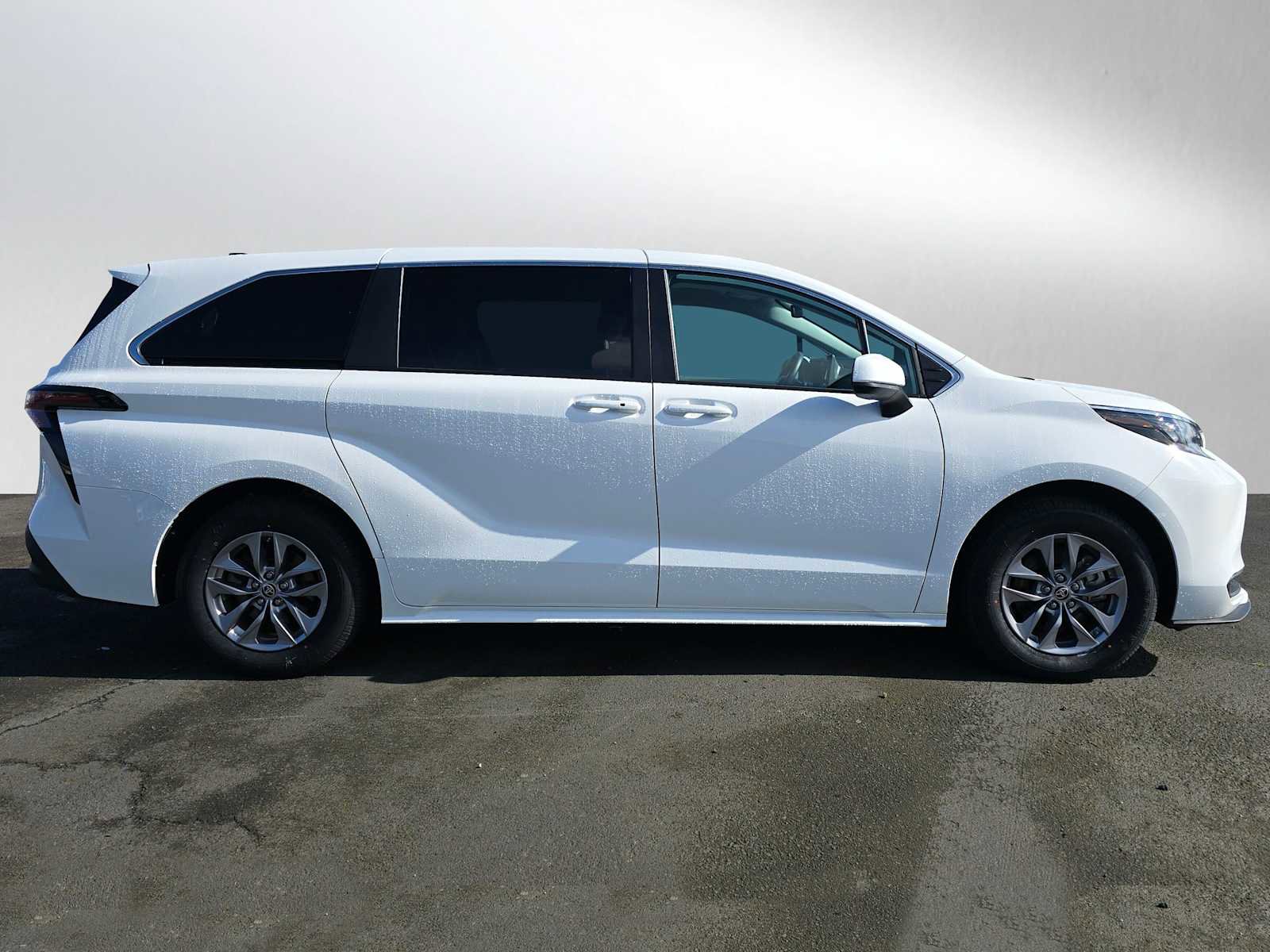 Used 2024 Toyota Sienna LE image 3