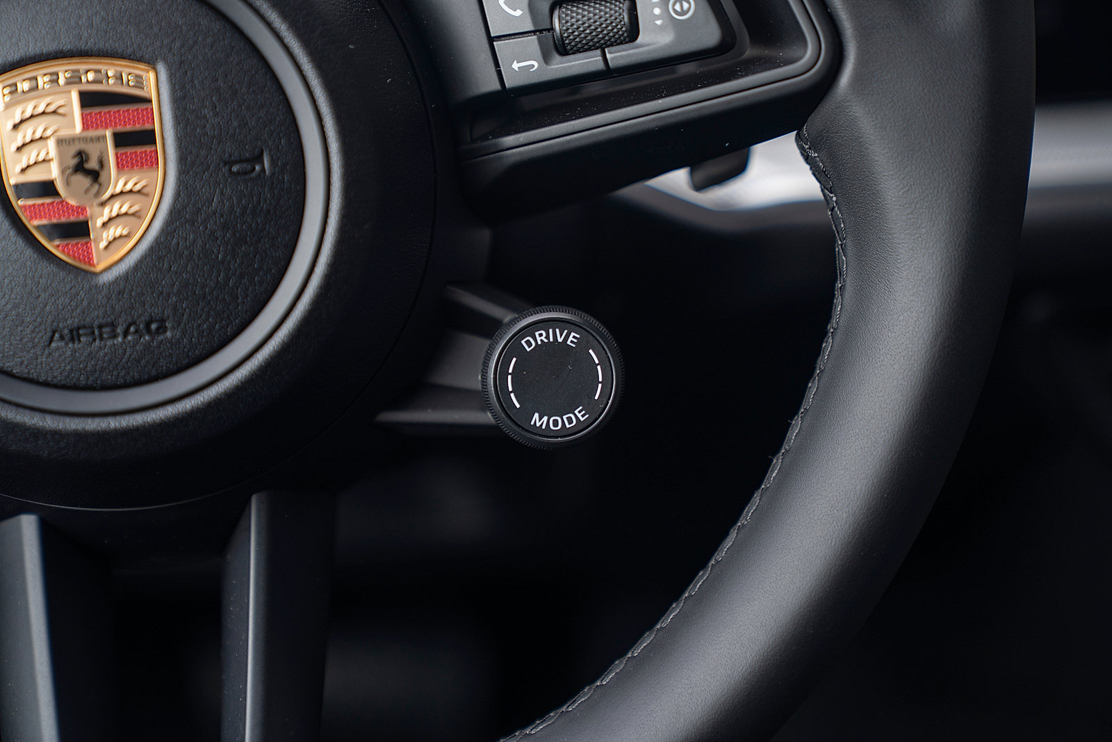Certified 2025 Porsche Cayenne image 9