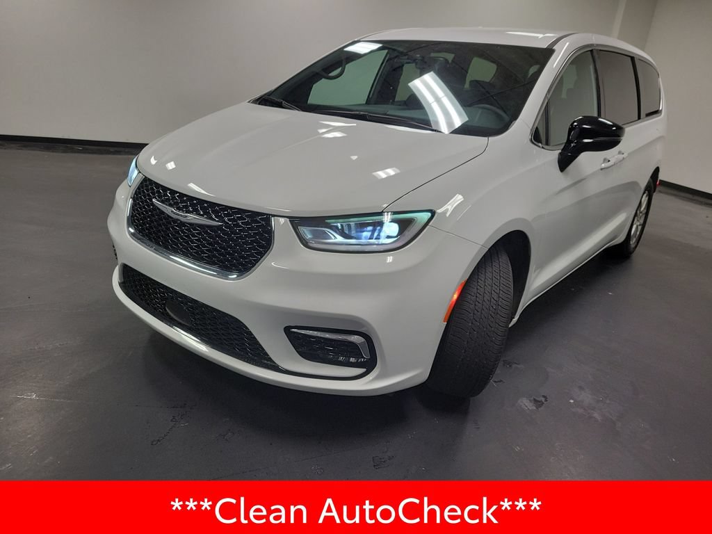Used 2024 Chrysler Pacifica Touring FWD image 4