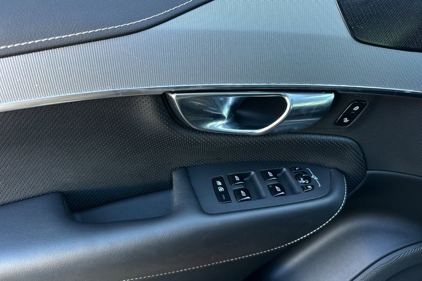 Used 2022 Volvo XC90 T8 R-Design w/ Advanced Package image 11