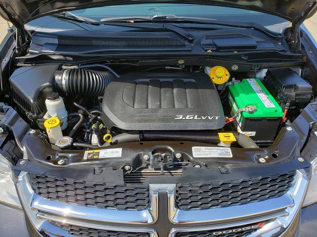 Used 2016 Dodge Grand Caravan SE image 26