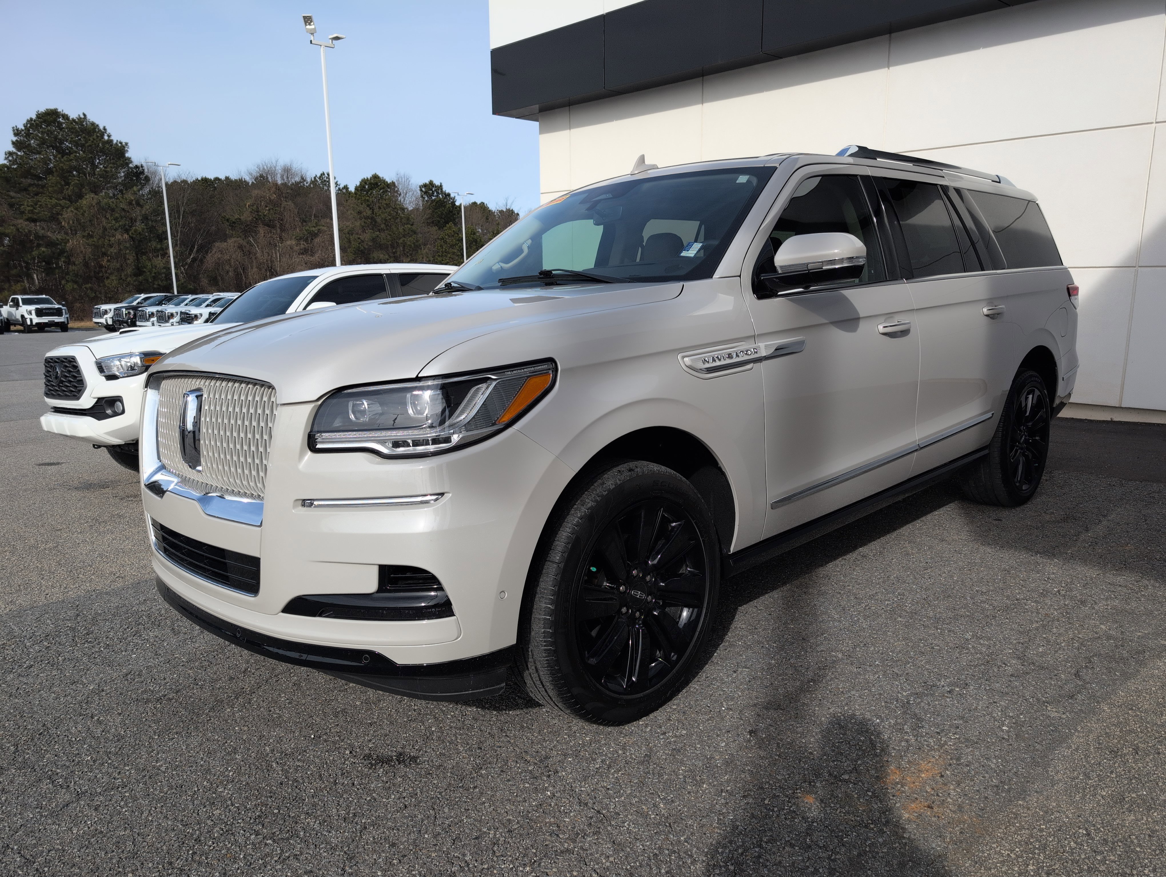 Used 2024 Lincoln Navigator L Reserve image 1