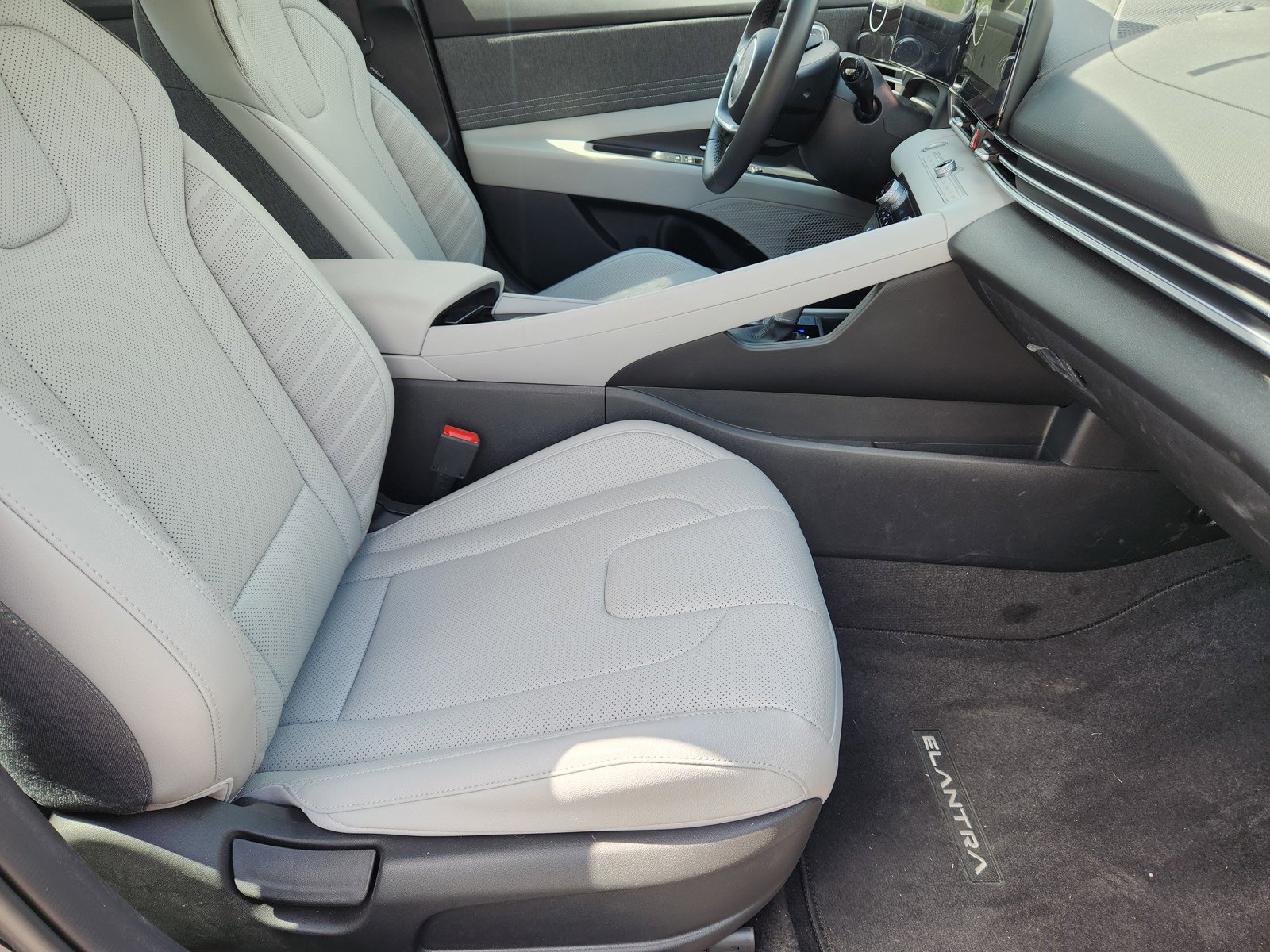 Certified 2025 Hyundai Elantra Limited FWD image 11
