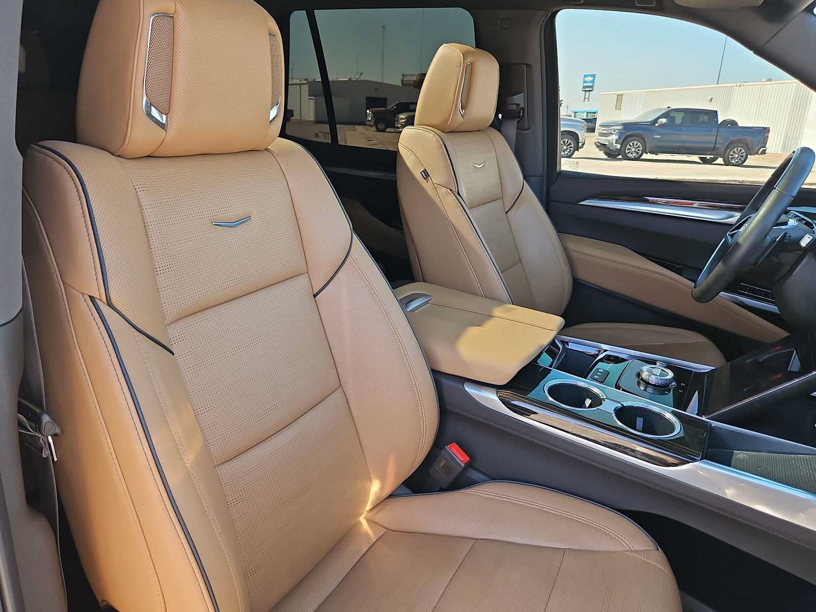 Used 2025 Cadillac Escalade Premium Luxury AWD/4WD image 18